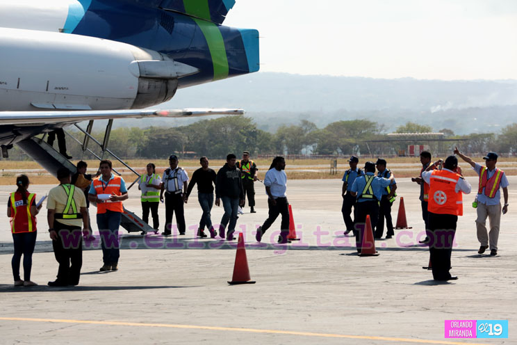 Autoridades reciben a nicas deportados de Estados Unidos